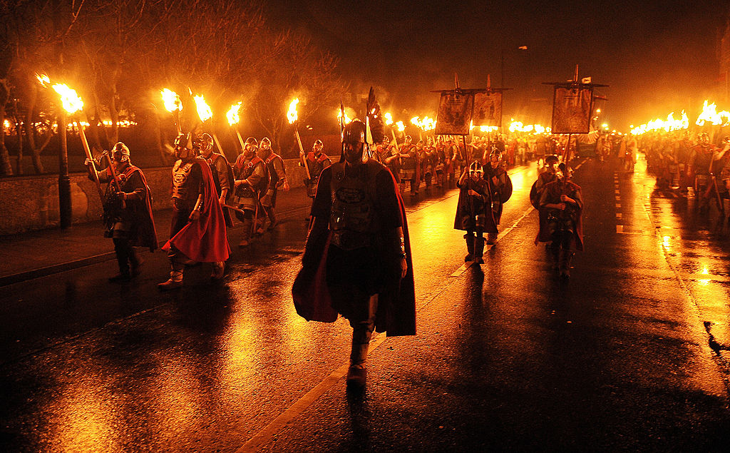 Апхелио в Шотландии. Апхелио в Шотландии праздник. Фестиваль огня up Helly AA В Шотландии. Апхеллио фестиваль огня в Шотландии.