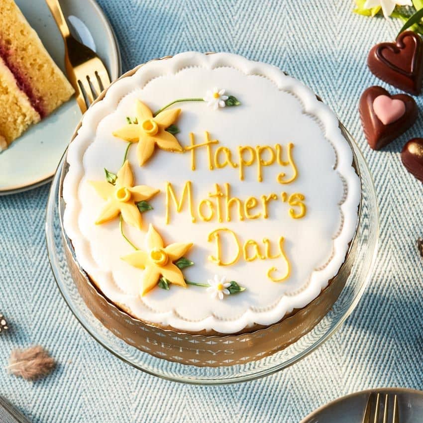 Share Your Love with Mothers Day Gifts, Beautiful Flowers & Cakes