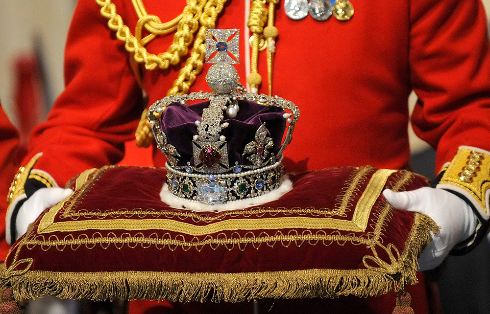 Imperial State Crown's weight could break your neck, says Queen Elizabeth -  The Economic Times